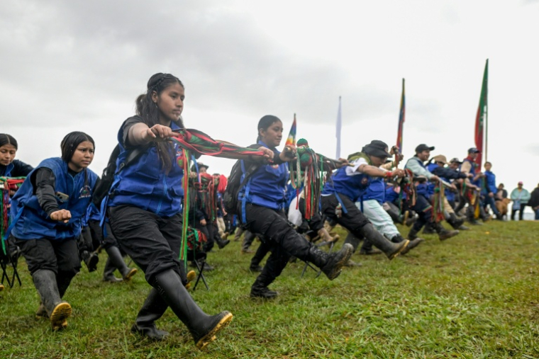 Des gardes indigènes de Colombie lors d'une séance d'entraînement à Caldono dans la région de la Cauca, le 12 octobre 2026, en hommage à la résistances des peuples autochtones après l'arrivée en Amérique de Cristophe Colomb ( AFP / JOAQUIN SARMIENTO )