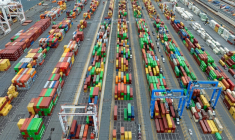Des containers dans le port américain de Baltimore, le 10 avril 2025 ( AFP / Jim WATSON )