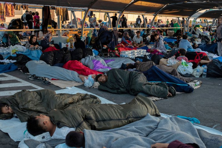 DEUXIÈME NUIT SANS ABRI POUR DES MILLIERS DE MIGRANTS À LESBOS