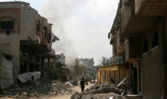 De la fumée s'élève après une frappe israélienne sur le quartier Abou Iskandar du nord de Gaza-ville, pilonnée par l'armée israélienne en vue d'une offensive annoncée au sol, le 22 août 2025 ( AFP / Bashar TALEB )