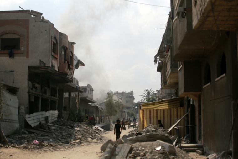 De la fumée s'élève après une frappe israélienne sur le quartier Abou Iskandar du nord de Gaza-ville, pilonnée par l'armée israélienne en vue d'une offensive annoncée au sol, le 22 août 2025 ( AFP / Bashar TALEB )