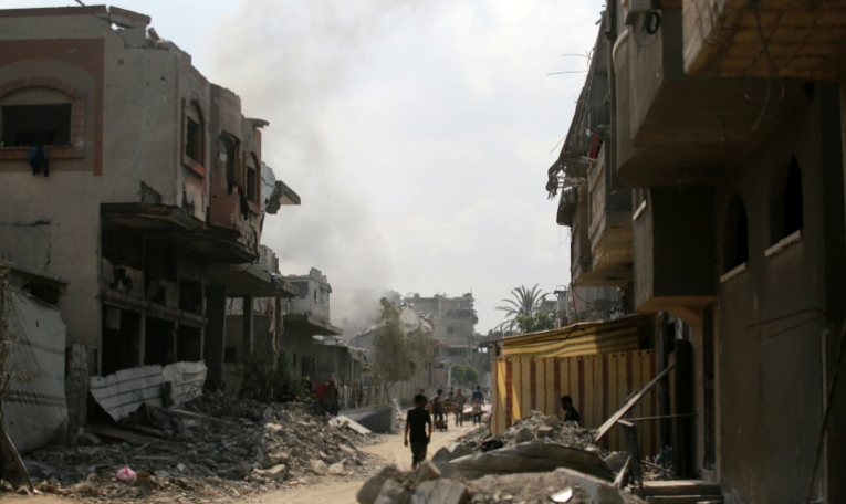 De la fumée s'élève après une frappe israélienne sur le quartier Abou Iskandar du nord de Gaza-ville, pilonnée par l'armée israélienne en vue d'une offensive annoncée au sol, le 22 août 2025 ( AFP / Bashar TALEB )
