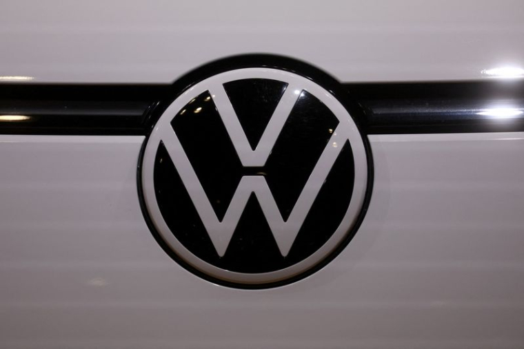 Le logo de Volkswagen au Salon international de l'automobile de New York.