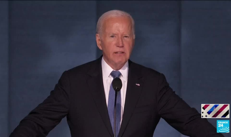 Ovationné lors de la convention démocrate, Joe Biden passe le flambeau à Kamala Harris