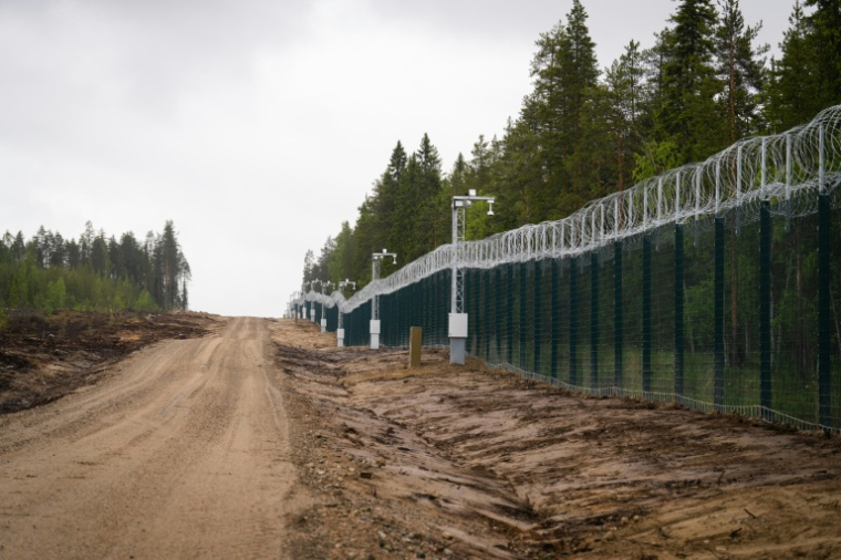 Clôture nouvellement érigée au poste-frontière fermé de Vartius, à la frontière entre Finlande et Russie, le 24 juin 2025 ( AFP / Alessandro RAMPAZZO )