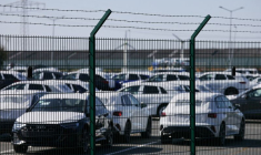 Des voitures du groupe Volkswagen attendent d'être exportées vers les États-Unis depuis le port maritime d'Emden