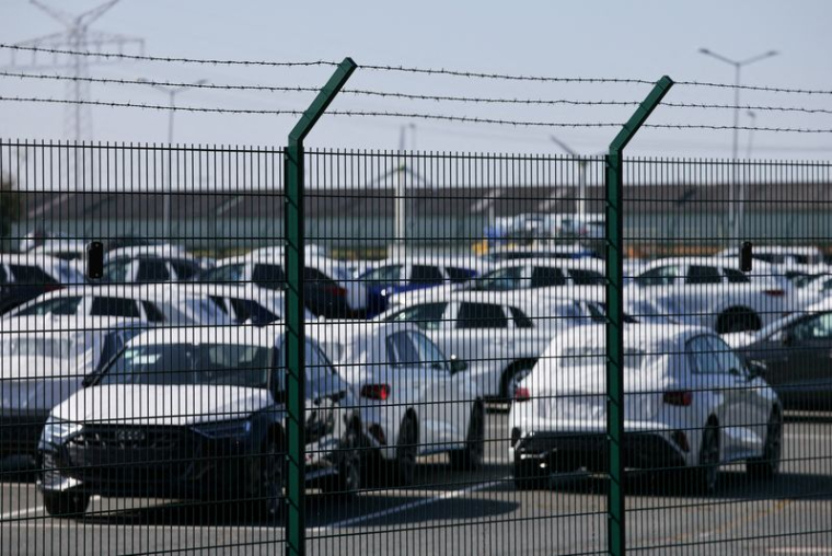 Des voitures du groupe Volkswagen attendent d'être exportées vers les États-Unis depuis le port maritime d'Emden