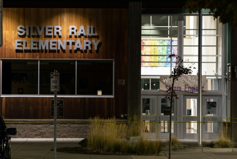 L'entrée de l'école élémentaire Silver Rail après la tuerie qui a fait plusieurs morts à Bend, dans l'Orégon, aux Etats-Unis le 15 octobre 2026 ( AFP / Payton Bruni )