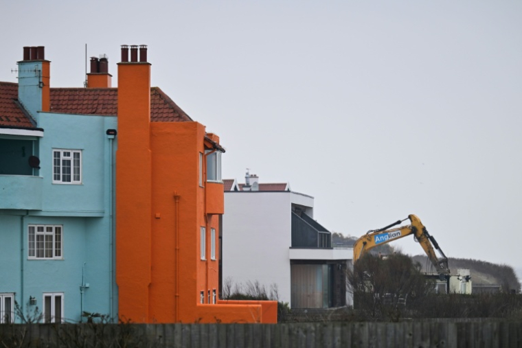 Démolition d'une propriété sur le littoral dans le village balnéaire de Thorpeness, dans le Suffolk, en Angleterre, le 3 février 2026 ( AFP / Ben STANSALL )