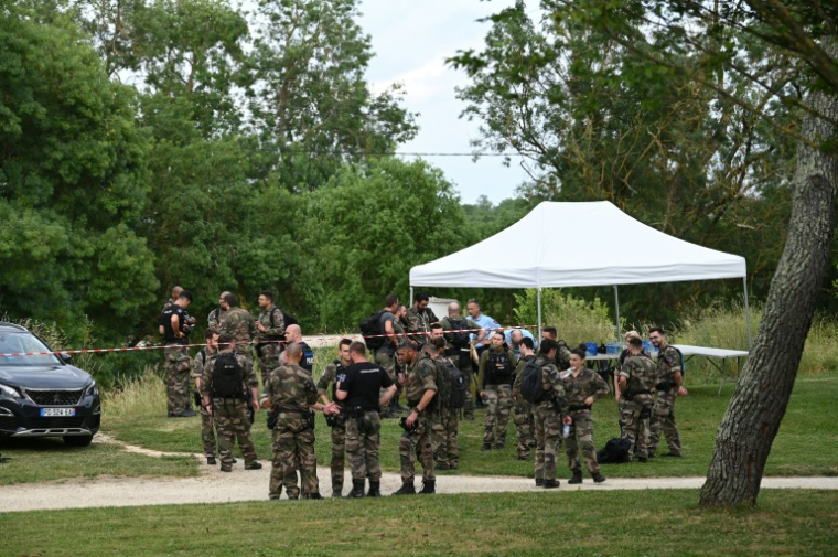 Des gendarmes participent aux recherches pour retrouver Lyhanna, à Fleurance, dans le Gers, le 31 mai 2026 ( AFP / Matthieu RONDEL )