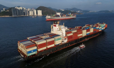 Une vue aérienne montre des navires de fret naviguant à Hong Kong