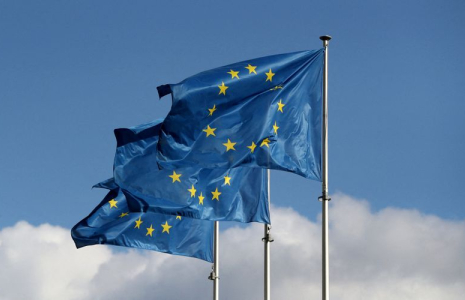 Les drapeaux de l'Union européenne flottent devant le siège de la Commission européenne à Bruxelles