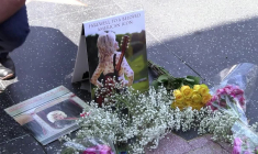 Mort de Dolly Parton: des fleurs placées sur son étoile à Hollywood