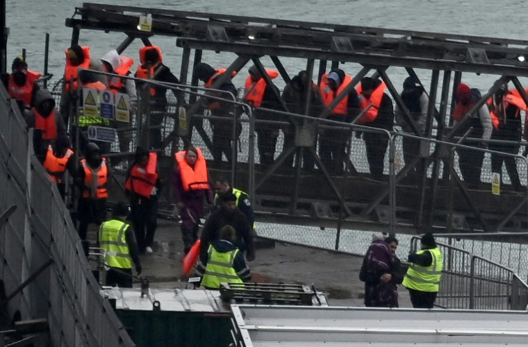 Des migrants arrêtés alors qu'ils tentaient de traverser la Manche sont débarqués à Douvres, dans le sud-est de l'Angleterre, le 9 février 2025 ( AFP / Ben STANSALL )