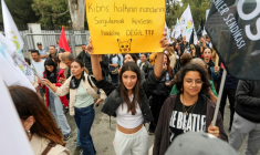 Manifestation à Nicosie-Nord contre la récente autorisation du port du voile dans les lycées publics chypriotes-turcs, le 2 mai 2025 ( AFP / Birol BEBEK )