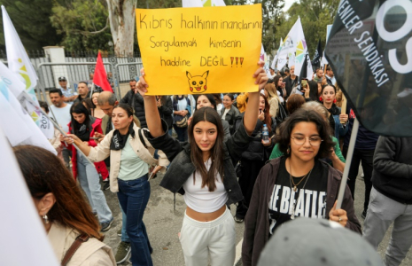 Manifestation à Nicosie-Nord contre la récente autorisation du port du voile dans les lycées publics chypriotes-turcs, le 2 mai 2025 ( AFP / Birol BEBEK )