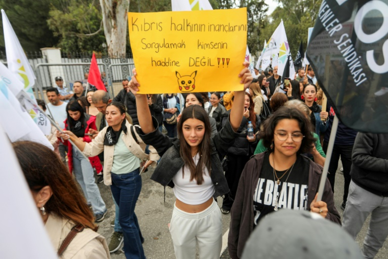 Manifestation à Nicosie-Nord contre la récente autorisation du port du voile dans les lycées publics chypriotes-turcs, le 2 mai 2025 ( AFP / Birol BEBEK )