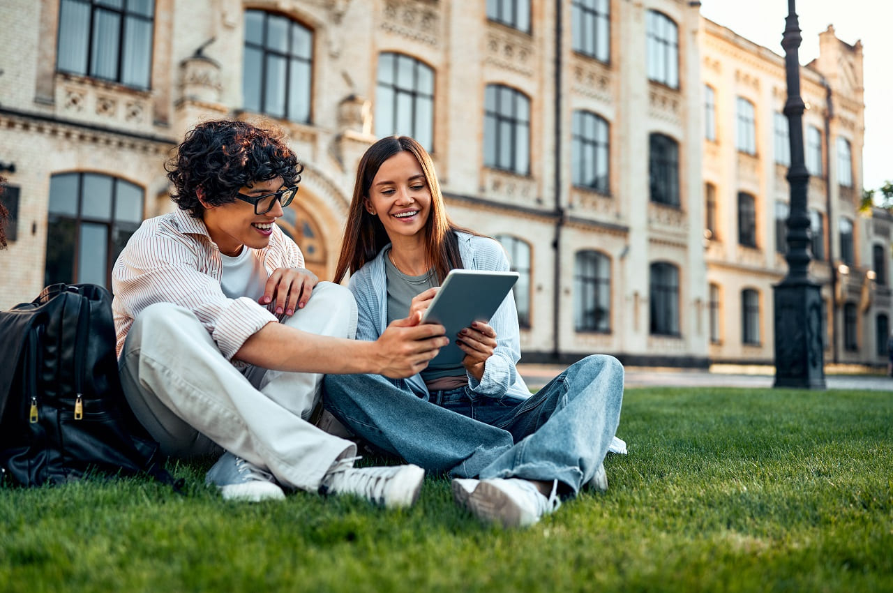 (N'attendez plus pour protéger les objets du quotidien, les appareils connectés de votre ado et bien sûr son identité ! - Crédit photo : Adobe Stock)