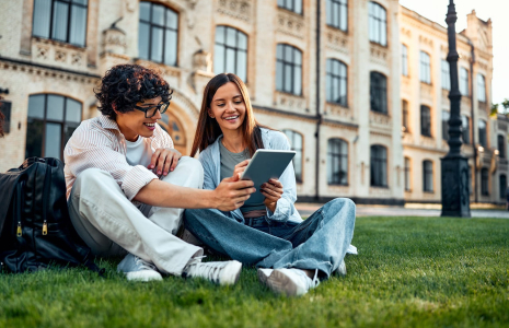 (N'attendez plus pour protéger les objets du quotidien, les appareils connectés de votre ado et bien sûr son identité ! - Crédit photo : Adobe Stock)