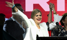 La candidate du parti conservateur au pouvoir, Laura Fernandez, salue ses partisans après l'annonce des résultats de l'élection présidentielle à San José, le 1er février 2026 au Costa Rica ( AFP / MARVIN RECINOS )
