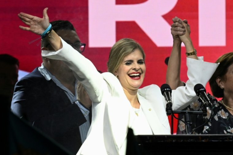 La candidate du parti conservateur au pouvoir, Laura Fernandez, salue ses partisans après l'annonce des résultats de l'élection présidentielle à San José, le 1er février 2026 au Costa Rica ( AFP / MARVIN RECINOS )