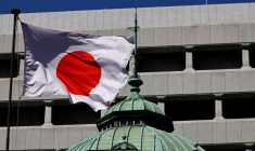 Le drapeau national japonais flotte sur le bâtiment de la Banque du Japon à Tokyo