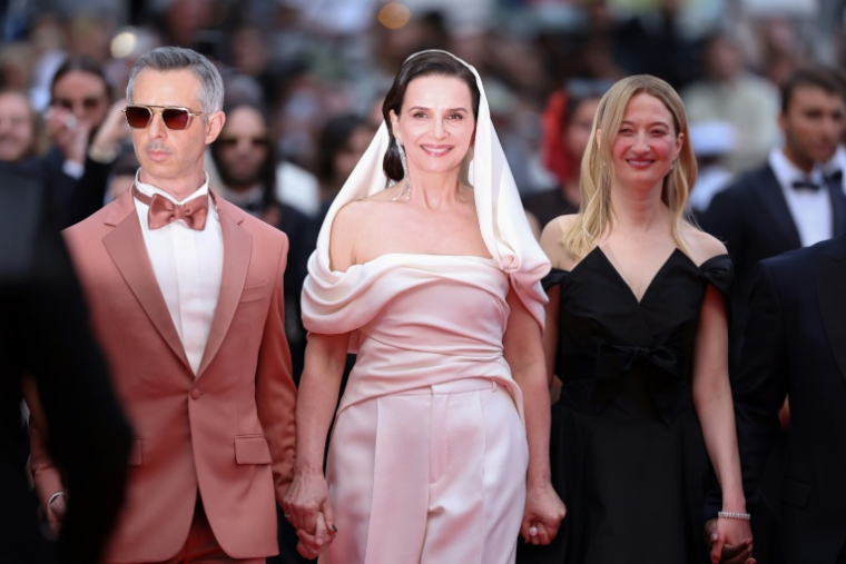 La présidente du jury du 78ème Festival de cannes, l'actrice française Juliette Binoche (centre), à Cannes le 13 mai 2025 ( AFP / Sameer AL-DOUMY )
