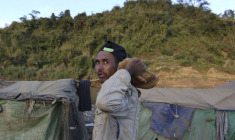 Un mineur au côté d'un mine de jade à Hpakant, au Myanmar