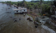 Les restes de maisons construites sur le littoral et détruites en raison de la montée du niveaux des eaux à El Bosque, au Mexique