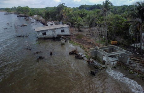 Les restes de maisons construites sur le littoral et détruites en raison de la montée du niveaux des eaux à El Bosque, au Mexique