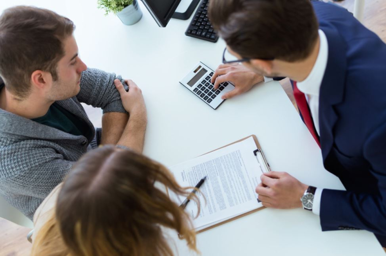 L'intervention d'un notaire dans le cadre d'une succession n'est obligatoire que dans certains cas. Il est ainsi nécessaire de solliciter un notaire si le patrimoine du défunt comporte un bien immobilier, car vous devrez faire établir une attestation de propriété immobilière. (crédit : Fotolia)