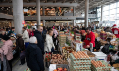 Des personnes achètent de la nourriture sur un marché à Budapest