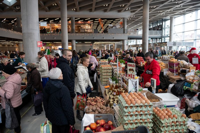 Des personnes achètent de la nourriture sur un marché à Budapest