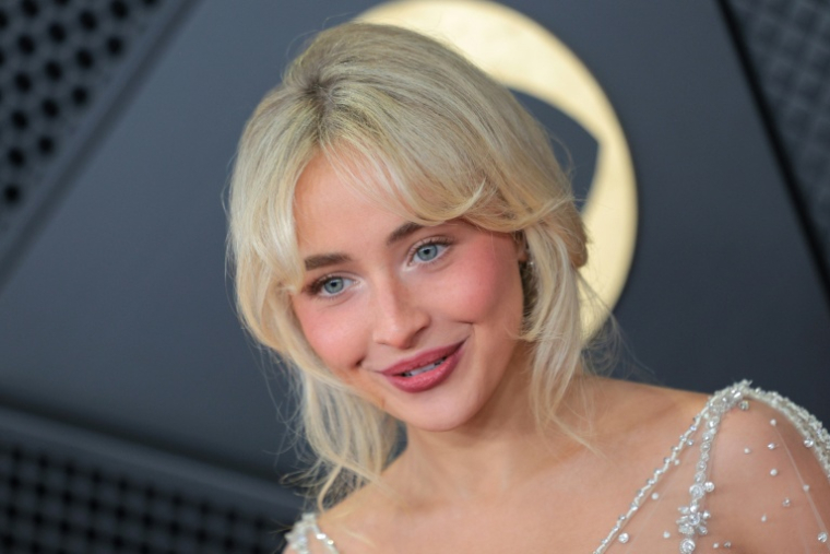 La star montante de la pop Sabrina Carpenter lors de la 68e édition des Grammy Awards à Los Angeles, le 1er février 2026 en Californie ( AFP / Etienne LAURENT )