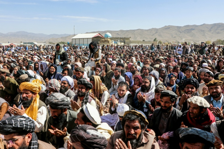 Des Afghans assistent aux funérailles de proches tués dans une frappe de l'armée pakistanaise, le 18 octobre 2025 dans la province de Paktika, dans l'est du pays ( AFP / - )