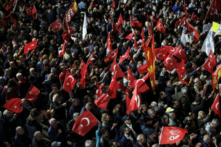 Des partisans rassemblés devant le siège du Parti républicain du peuple (CHP), le 22 mai 2026 à Ankara, en Turquie ( AFP / ADEM ALTAN )