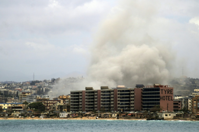 Une frappe aérienne israélienne sur un quartier de la ville de Tyr, dans le sud du Liban, le 15 mai 2026 ( AFP / KAWANT HAJU )