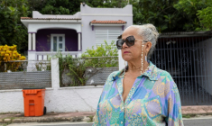 Gloria Cuevas devant son ancienne maison convertie en Airbnb à Rincon, le 14 juillet 2025 à Porto Rico ( AFP / Ricardo ARDUENGO )