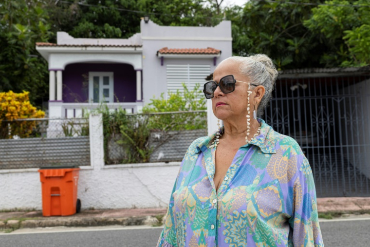 Gloria Cuevas devant son ancienne maison convertie en Airbnb à Rincon, le 14 juillet 2025 à Porto Rico ( AFP / Ricardo ARDUENGO )