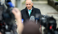 Le chef de l'opposition slovène et ancien Premier ministre nationaliste, Janez Jansa, après avoir voté lors des élections législatives à Arnace le 22 mars 2026 ( AFP / Jure Makovec )