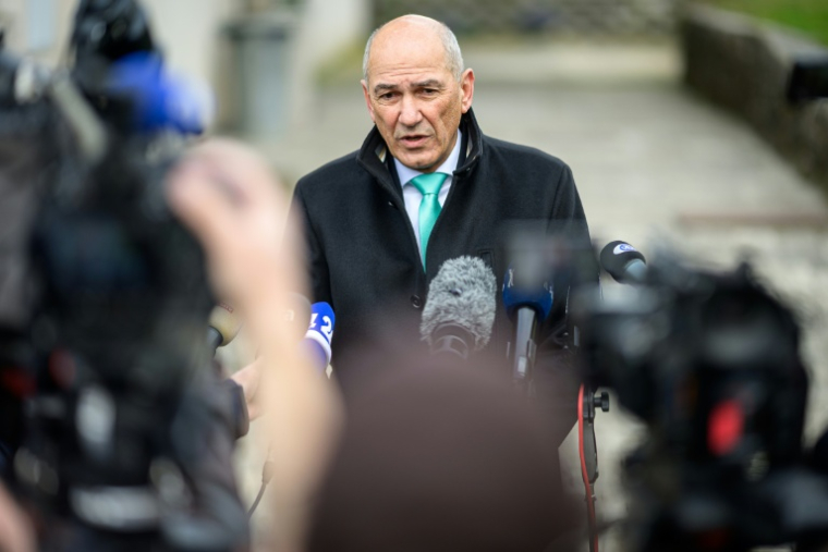Le chef de l'opposition slovène et ancien Premier ministre nationaliste, Janez Jansa, après avoir voté lors des élections législatives à Arnace le 22 mars 2026 ( AFP / Jure Makovec )