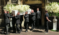 Capture d'écran d'une vidéo AFP montrant le cercueil de la star Bonnie Tyler à la porté hors de l'église, à l'issue de ses funérailles à Swansea, au Pays de Galles, le 17 août 2026 ( AFPTV / Lidia PEDRO )
