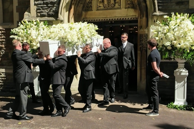 Image tirée d'une vidéo AFP montrant le cercueil de la star Bonnie Tyler porté hors de l'église,lors de ses funérailles à Swansea, au Pays de Galles, le 17 août 2026 ( AFPTV / Lidia PEDRO )