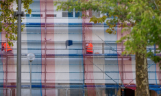 Rénovation d'un bâtiment de logements sociaux dans le quartier Metz-Borny à Metz, le 9 octobre 2023.  ( AFP / JEAN-CHRISTOPHE VERHAEGEN )