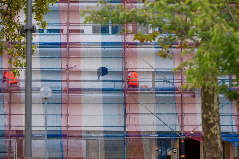 Rénovation d'un bâtiment de logements sociaux dans le quartier Metz-Borny à Metz, le 9 octobre 2023. ( AFP / JEAN-CHRISTOPHE VERHAEGEN )