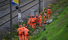 Des agents de la SNCF à pied d'oeuvre pour remplacer les câbles endommagés après un acte de vandalisme au sud de Valence, le 27 octobre 2025 ( AFP / Olivier CHASSIGNOLE )