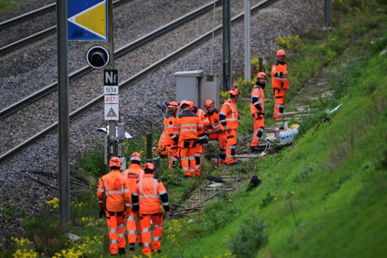 Des agents de la SNCF à pied d'oeuvre pour remplacer les câbles endommagés après un acte de vandalisme au sud de Valence, le 27 octobre 2025 ( AFP / Olivier CHASSIGNOLE )