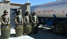 Des soldats boliviens sécurisent l'entrée de camions-citernes dans le complexe pétrolier public de Senkata, à El Alto, le 21 juin 2026, au lendemain de la proclamation de l'état d'exception par le président Rodrigo Paz ( AFP / AIZAR RALDES )