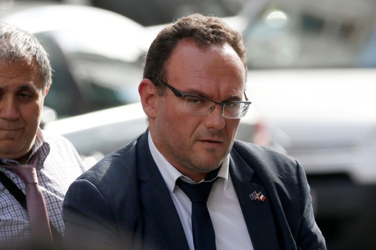 FRANCE: ABAD, ÉCARTÉ DU GOUVERNEMENT, DÉNONCE DES "CALOMNIES IGNOBLES"