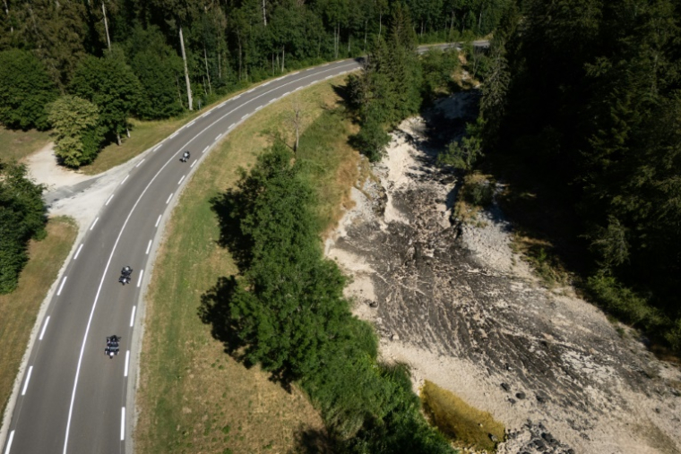Le lit du Doubs à sec le 9 juillet 2026, à Ville-du-Pont, dans l'est de la France. ( AFP / SEBASTIEN BOZON )
